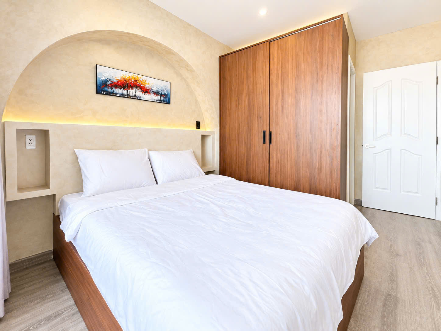 monarchy-2br-apartment-han-river-my-khe-beach-marble-mountain-views-6