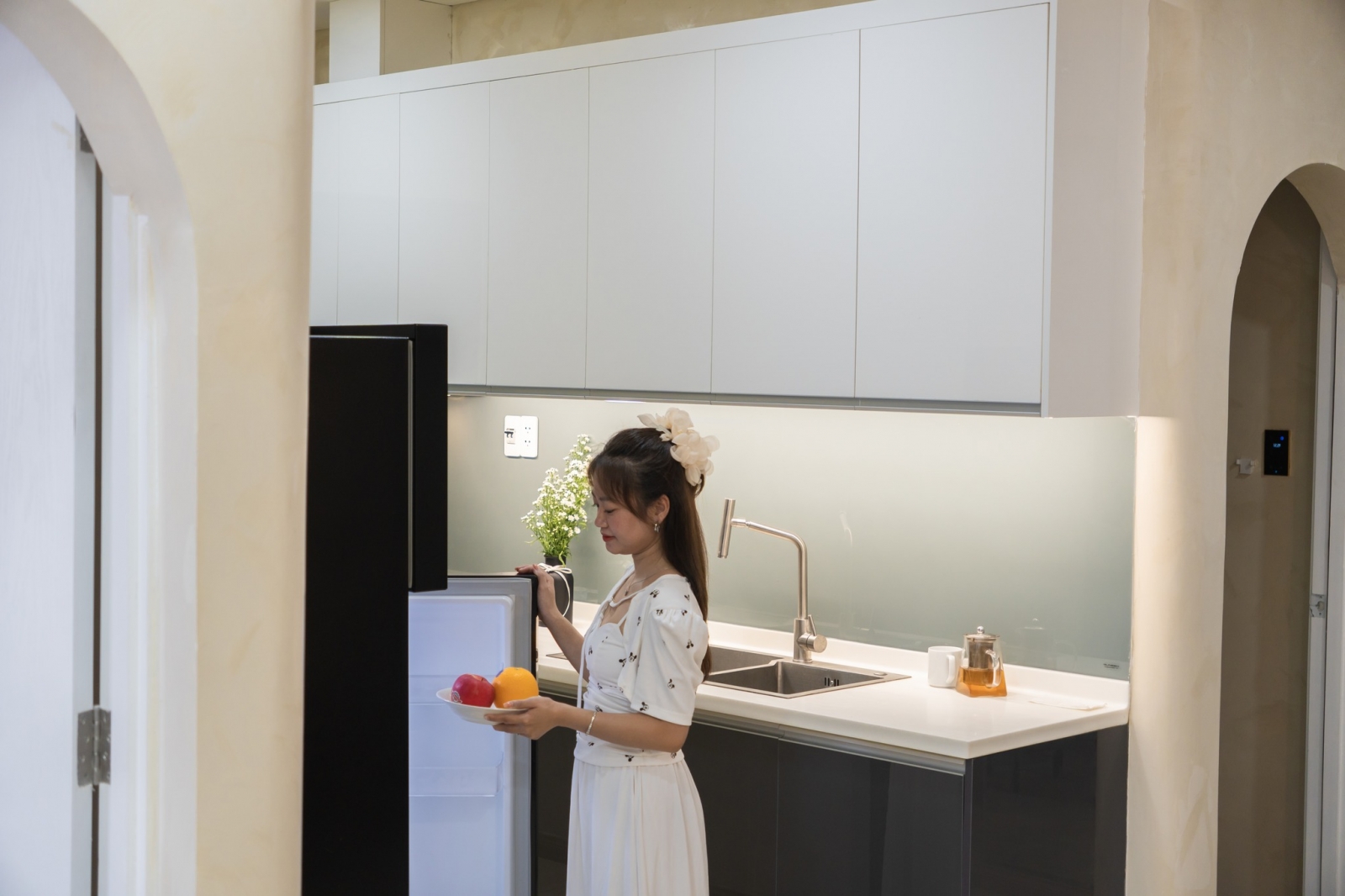 living-alone-in-2-bedroom-monarchy-da-nang-apartment-linh-s-mediterranean-lifestyle-1