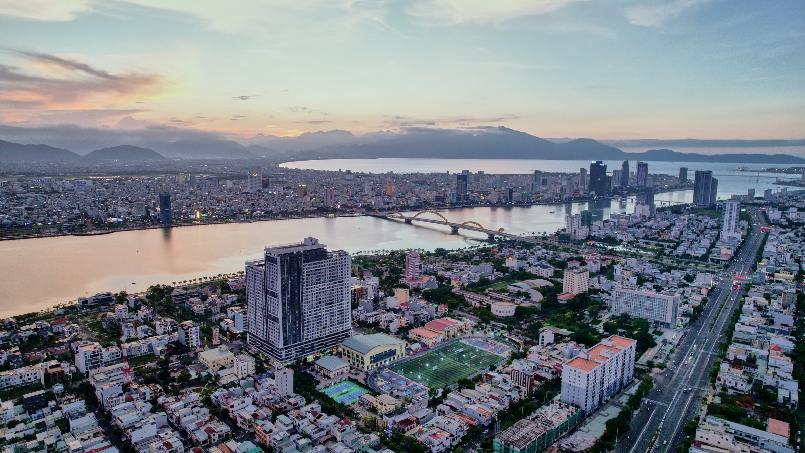 cho-thue-penthouse-tang-29-monarchy-noi-that-retro-san-thuong-rong-view-thanh-pho-dat-gia