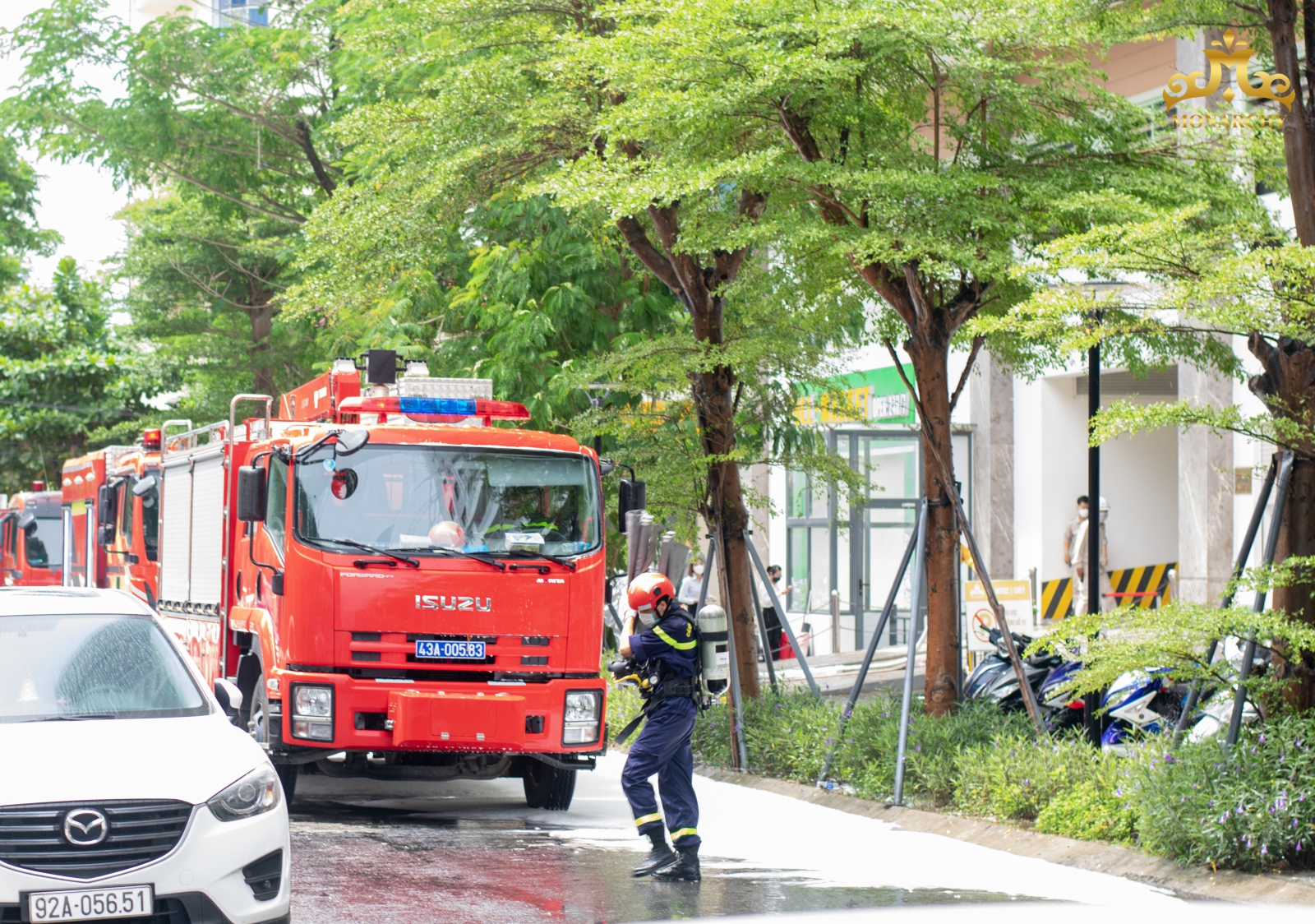Sau khi nhận được thông báo cháy trong toà nhà, phòng Cảnh sát PCCC quận Sơn Trà đã cử 5 xe và hơn 30 chiến sỹ đến hiện trường chữa cháy.