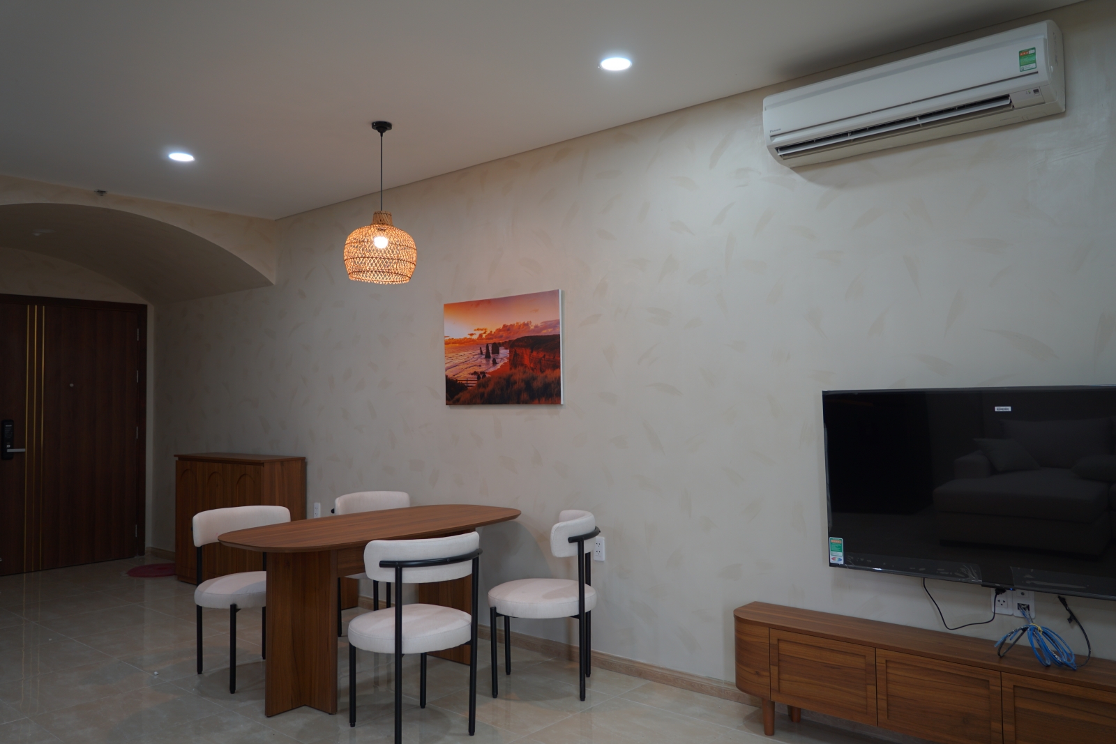 can-ho-2pn-phong-cach-dia-trung-hai-tai-monarchy-da-nang-100m-thoang-rong-gan-bien-my-khe-4