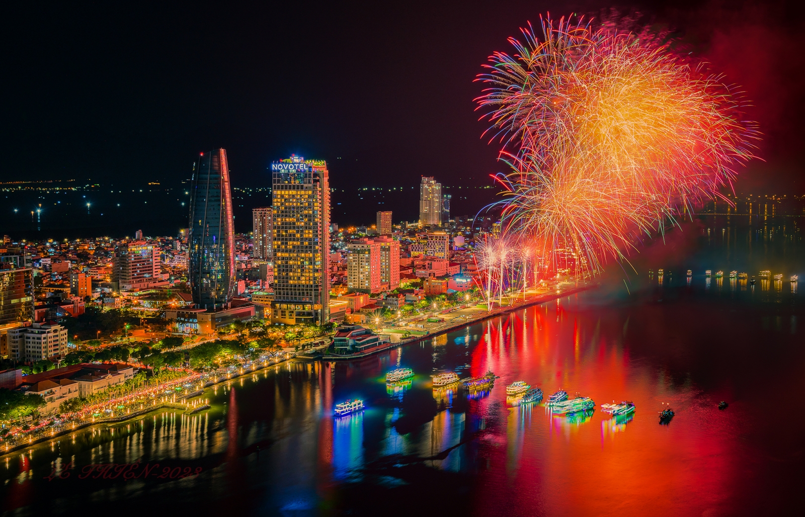 thue-can-ho-da-nang-view-phao-hoa-top-view-dep-nhat-diff-2026-3
