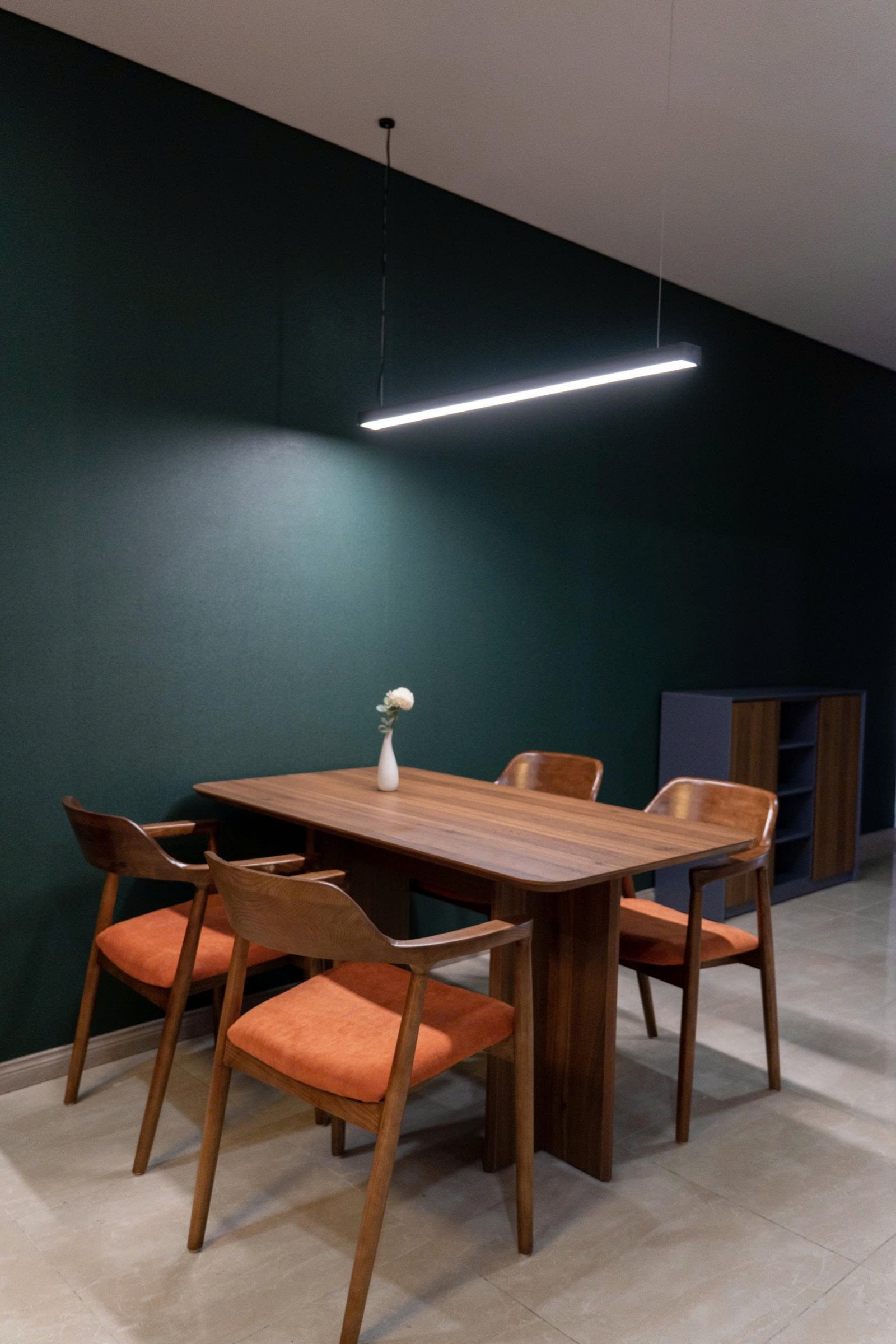 a-modern-86m-monarchy-apartment-with-a-touch-of-retro-style-2