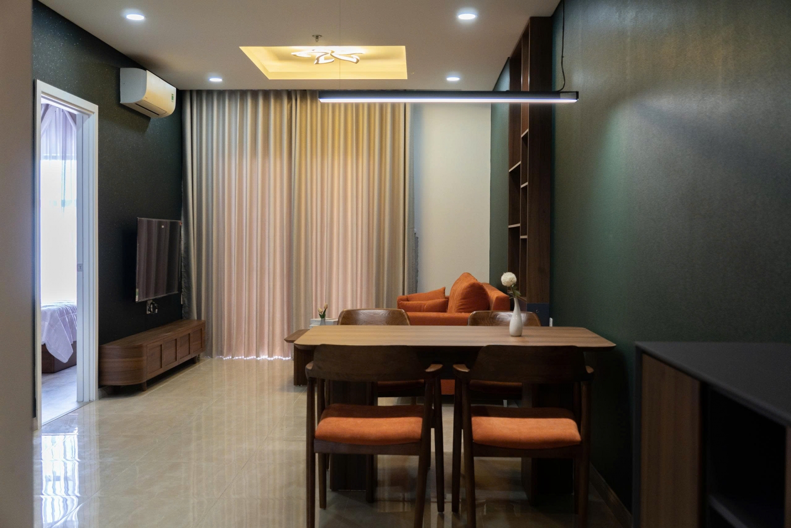 a-retro-style-apartment-of-a-single-woman-1