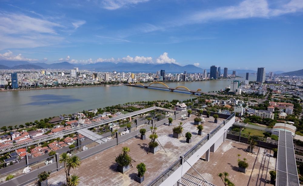 rent-a-2-bedroom-monarchy-apartment-on-the-10th-floor-with-sea-view