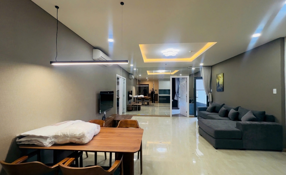 corner-2-bedroom-apartment-at-monarchy-da-nang-100m-with-modern-japandi-interior