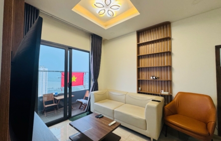 cho-thue-monarchy-2pn-tang-11-view-bien-mat-me-trong-san